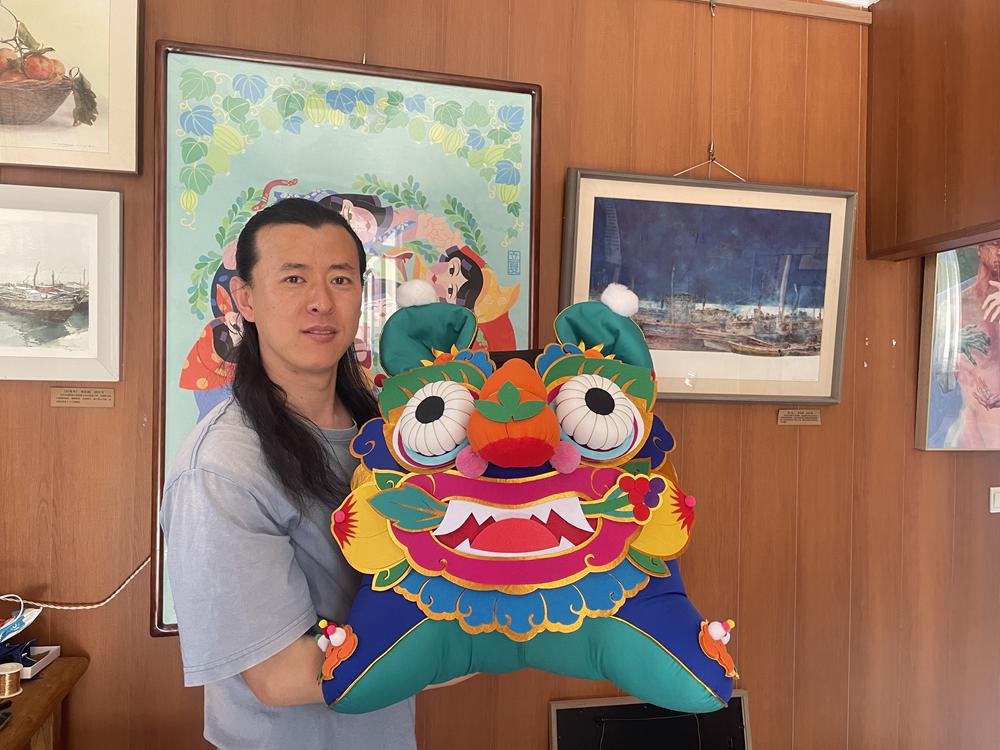 前路无声 他用巧手传递“声音”--岛城手工艺人杜冬冬热爱绘画和手工艺品设计 曾获全国技术能手称号(图4)